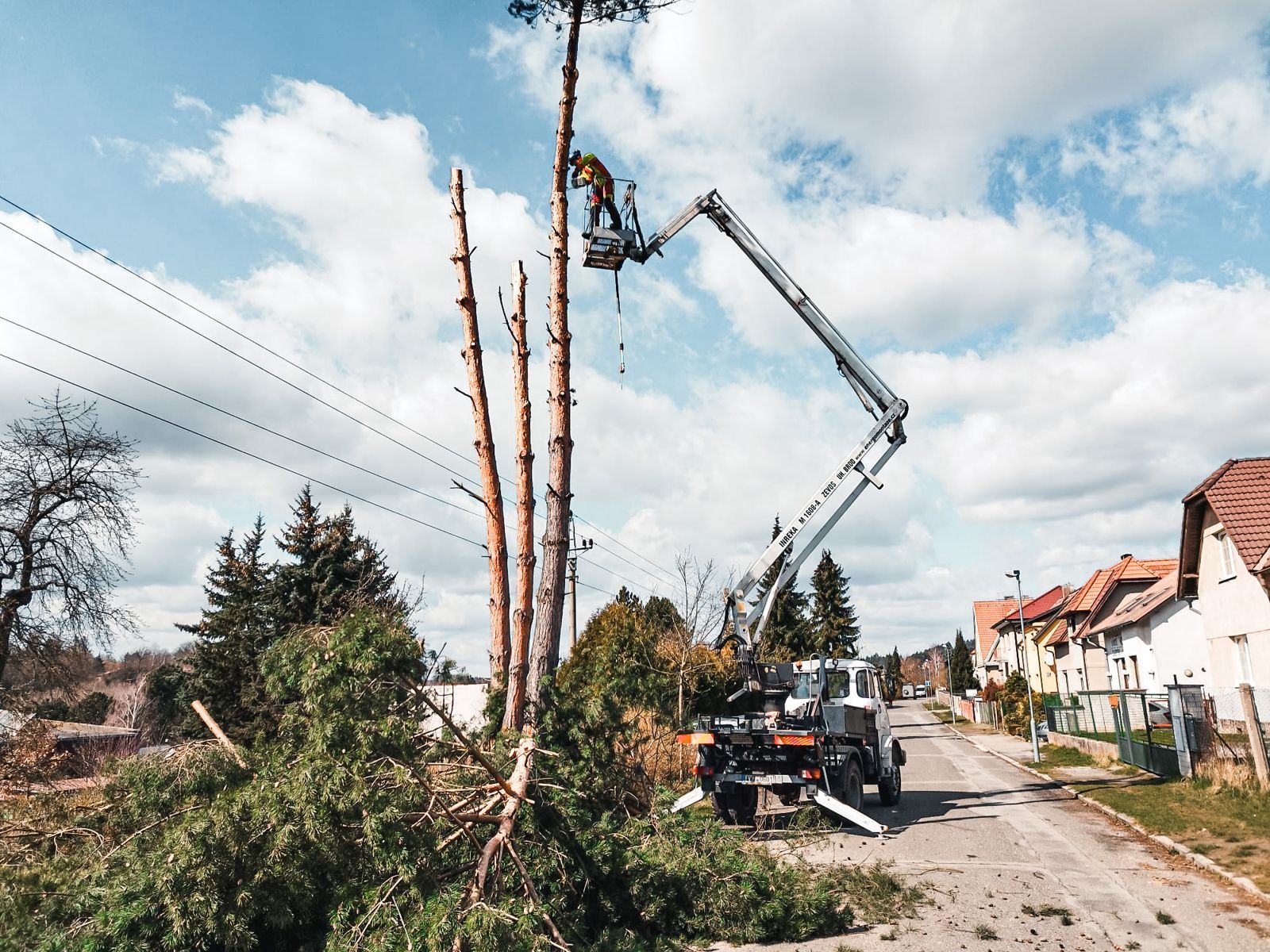 Kácení stromu z hydraulické plošiny v zastavěné ulici
